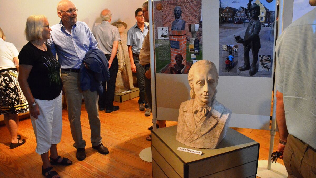 Es gibt viele Kunstwerke, die Frijo Müller-Belecke - unser Foto entstand bei einer Ausstellung in Hemmoor - im Elbe-Weser-Raum gestaltet hat. Archivfoto:  Schröder