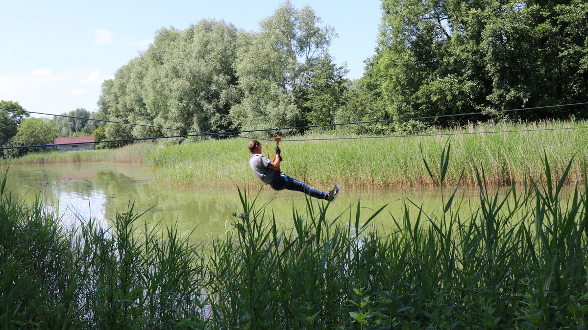 Frank Thielebeule testet die Seilrutsche über den See.