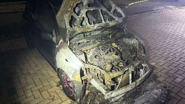 Spieka-Neufeld: Auto brennt mitten in der Nacht und wird nahezu völlig zerstört