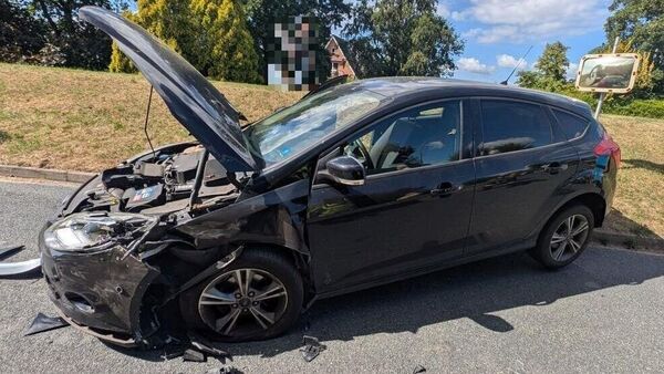 Vier Verletzte bei Unfall im Alten Land: Ford und BMW kollidieren