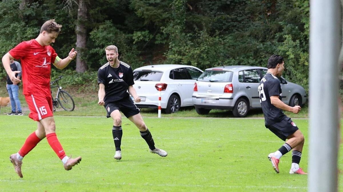 In buchstäblich letzter Sekunde nutzt Thomas Riske einen Fehler in der Duhner Hintermannschaft zum 2:2-Ausgleich für den TSV Altenwalde im Stadtderby der Fußball-Bezirksliga. Foto: Unruh