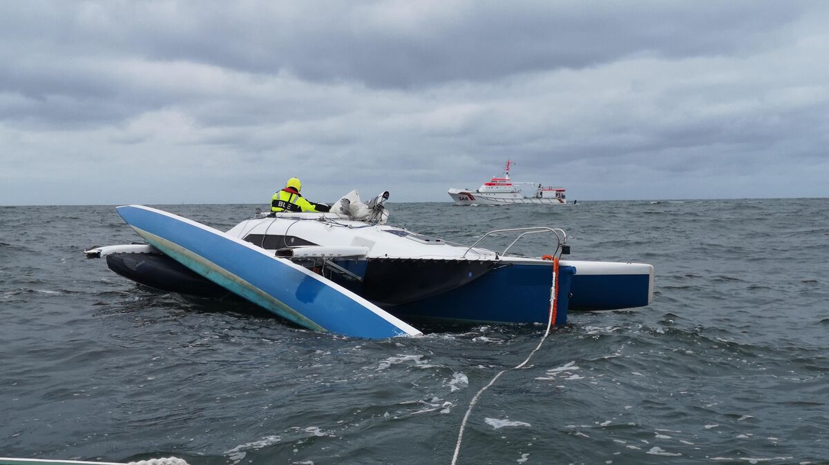 Der Trimaran war bei rauem Seegang auf der Nordsee zerbrochen. Die Seenotretter - DGzRS