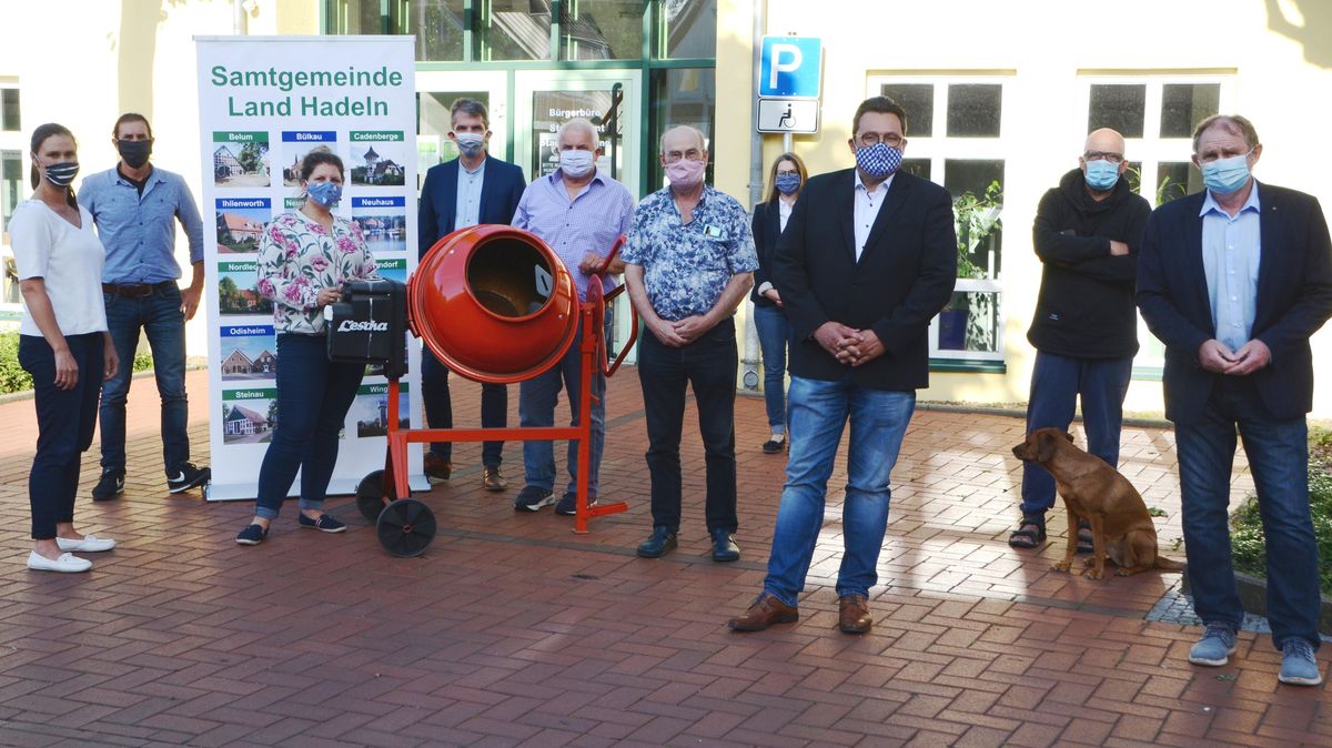 Das Organisationsteam von "Land Hadeln hilft" rund um Samtgemeindebürgermeister Harald Zahrte (rechts) vor der Ziehung der Gewinner aus der Verlosungsaktion. Foto: Rohde