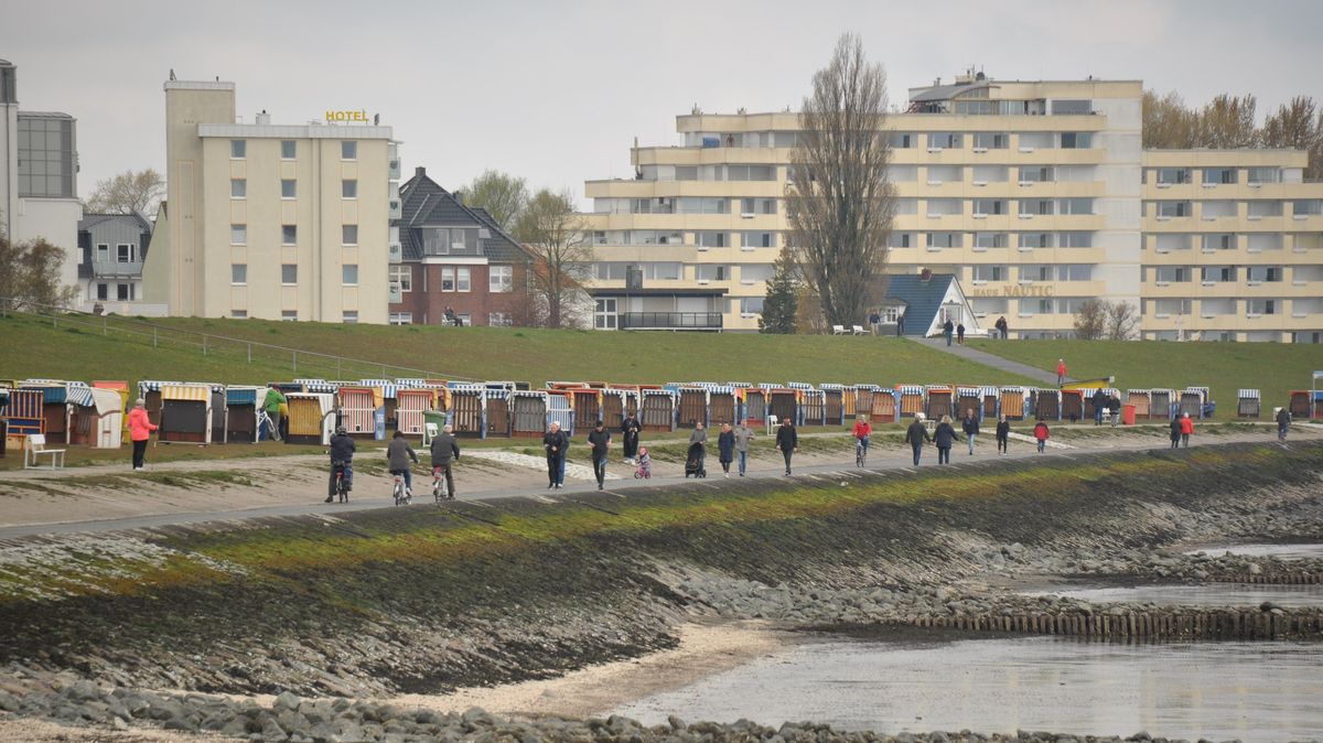 Viele Strandkorbbesitzer verbanden die "Arbeit" mit einem ausgedehnten Spaziergang oder einem ersten "Probesitzen". Foto: Fischer