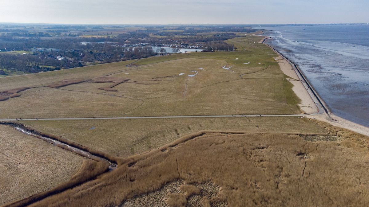 Auch wenn die Otterndorfer Strandpromenade in die Jahre gekommen ist - Einheimische und Urlauber lieben sie nach wie vor. In Kürze starten die politischen Beratungen darüber, wie die Bummelmeile modernisiert und verschönert werden kann. Foto: Trüde