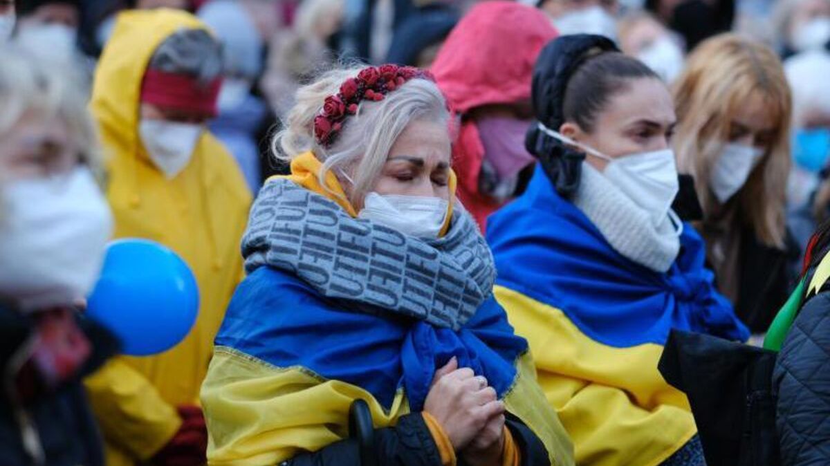 Menschen demonstrieren auf dem Rathausmarkt in Bremen im Rahmen eines Friedensgebets für die Menschen in der Ukraine. Foto: Markus Hibbeler