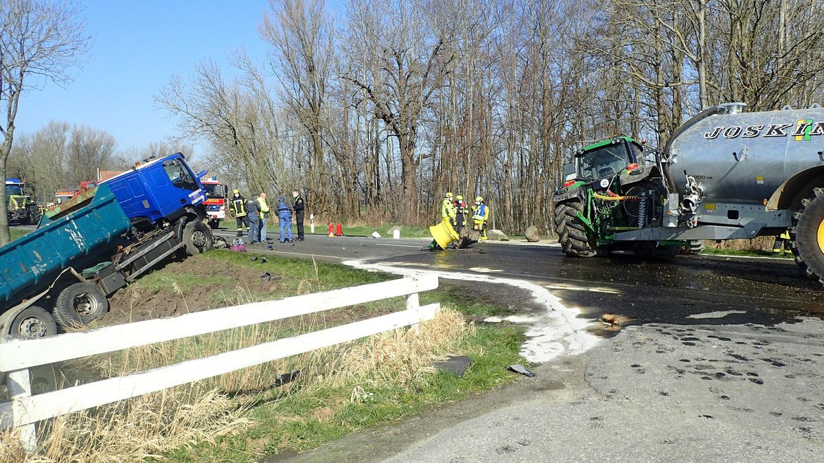 Auf der B73 kam es zu einem schweren Unfall. Foto: Feuerwehr Cuxhaven
