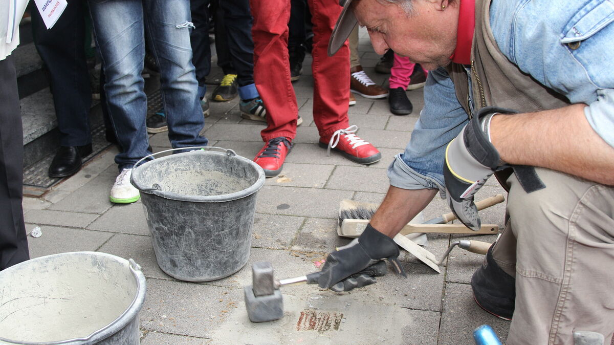 Vor dem ehemaligen Gloria-Kino an der Deichstraße 20 wurde am 13. Oktober 2012 für Oskar Dankner ein Stolperstein verlegt. Foto: Reese-Winne