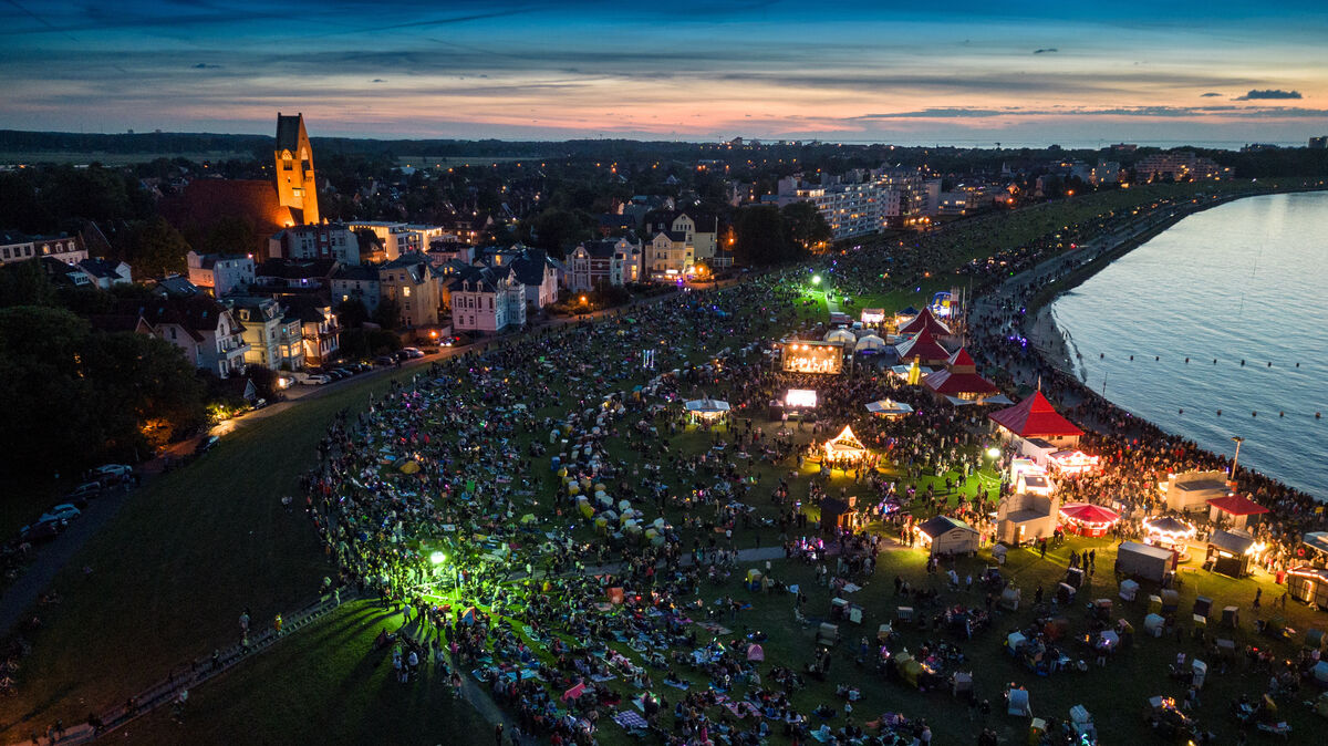 Die Nordseeheilbad Cuxhaven GmbH lädt  am Sonnabend, 5. August, zum Sommerabend am Meer in die Grimmershörnbucht ein.