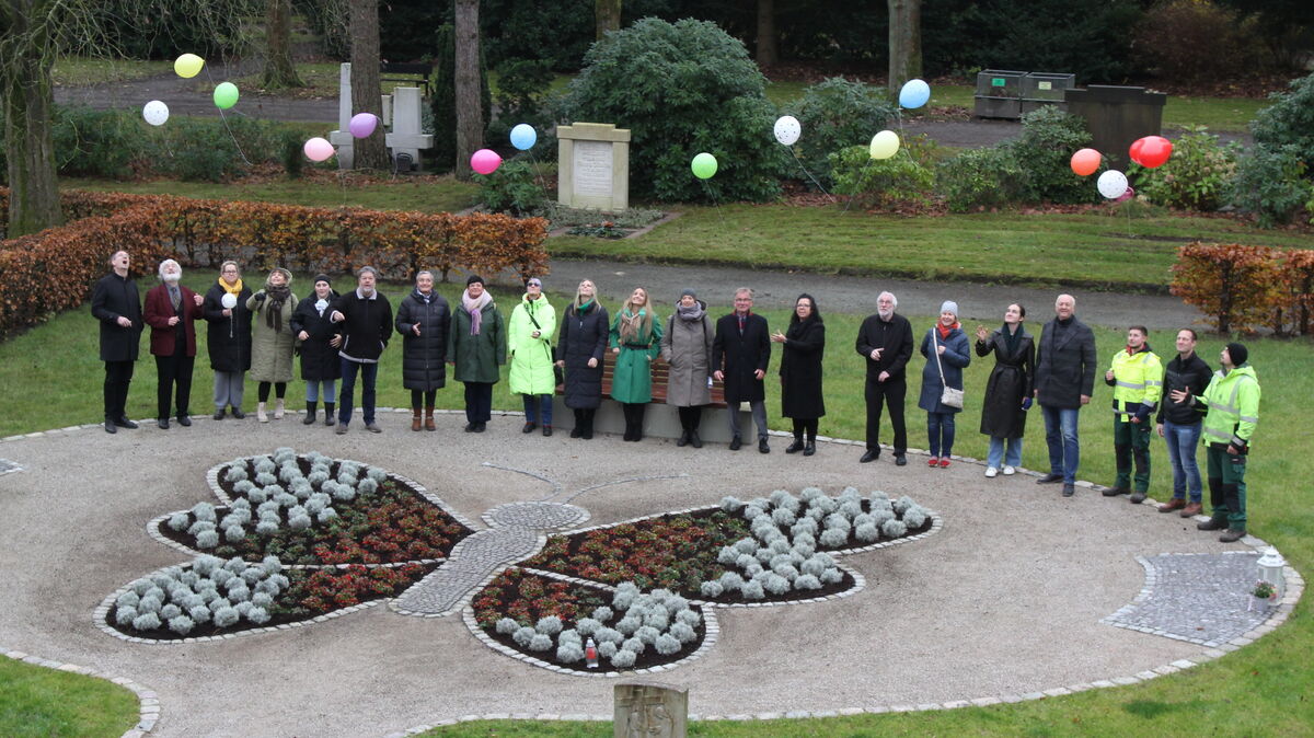 Zur Eröffnung ließen die Gäste in Brockeswalde an dem schmetterlingsförmig gestalteten Grabfeld als Symbol der Leichtigkeit Luftballons aufsteigen (mit Genehmigung). Fotos: Reese-Winne