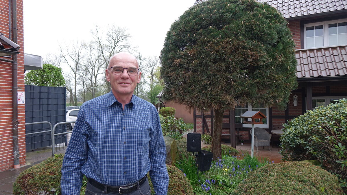 Seine Bienen faszinieren und entspannen Dankward Haude. Foto: Grell