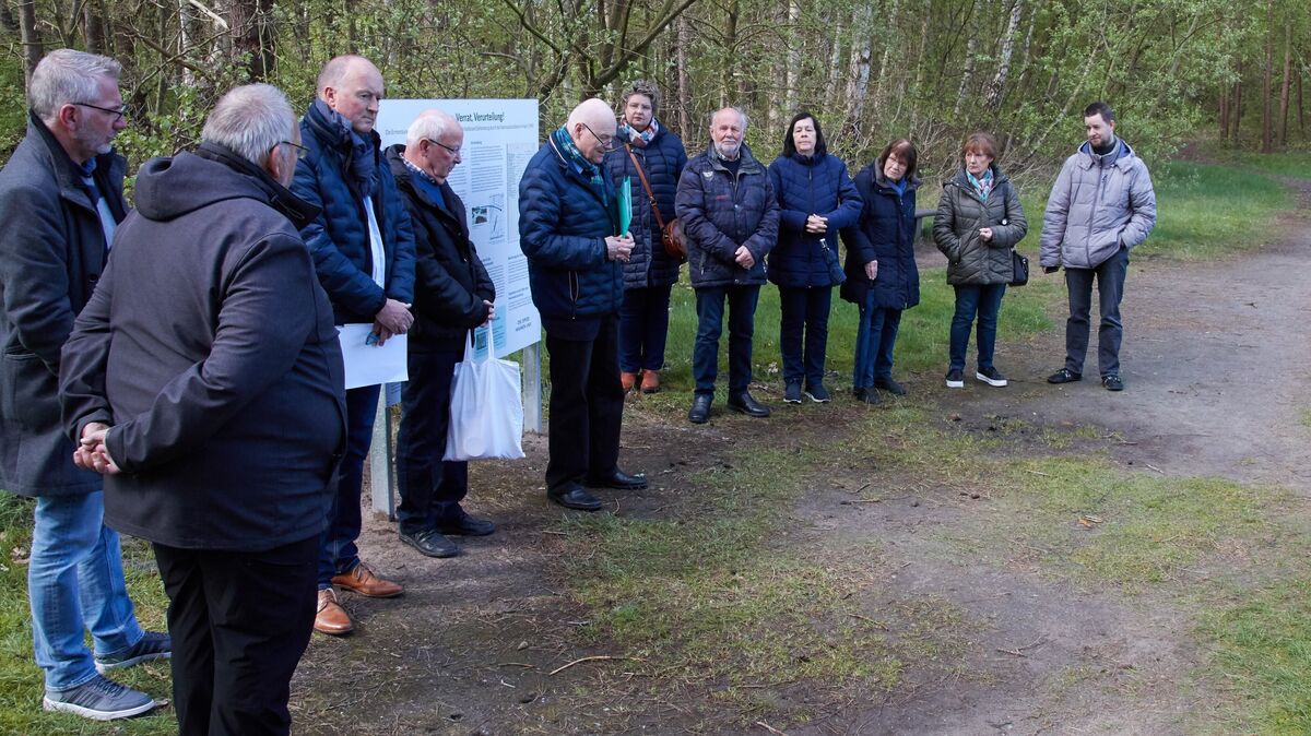 Ortsratsmitglieder und  Verwaltungs- sowie Vereinsvertreter versammelten sich in der vergangenen Woche am Gedenkort im Sahlenburger Forst: Neben einem Stein erinnern dort nun auch Info-Tafeln an die kurz vor Kriegsende erfolgten Hinrichtungen. Fotos: Koppe