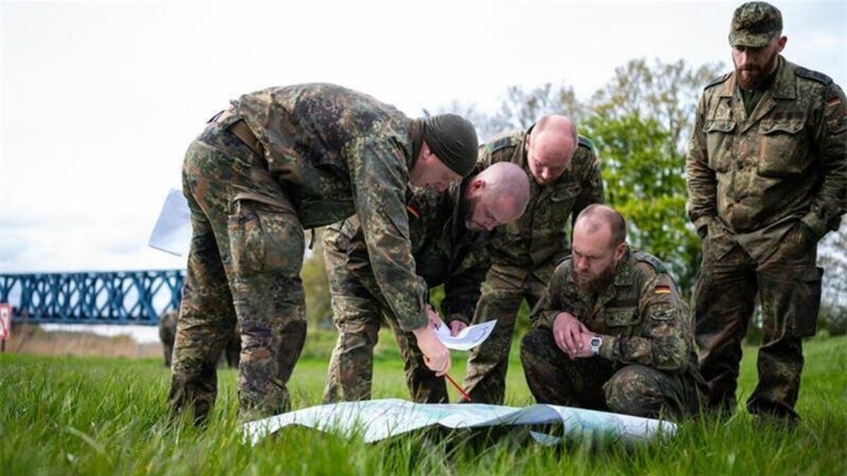 Suche in Burweg: Soldaten der Fallschirmjägerkaserne der Bundeswehr in Seedorf besprechen sich, vor der Suche am Ufer der Oste. Foto: Philipp Schulze/dpa