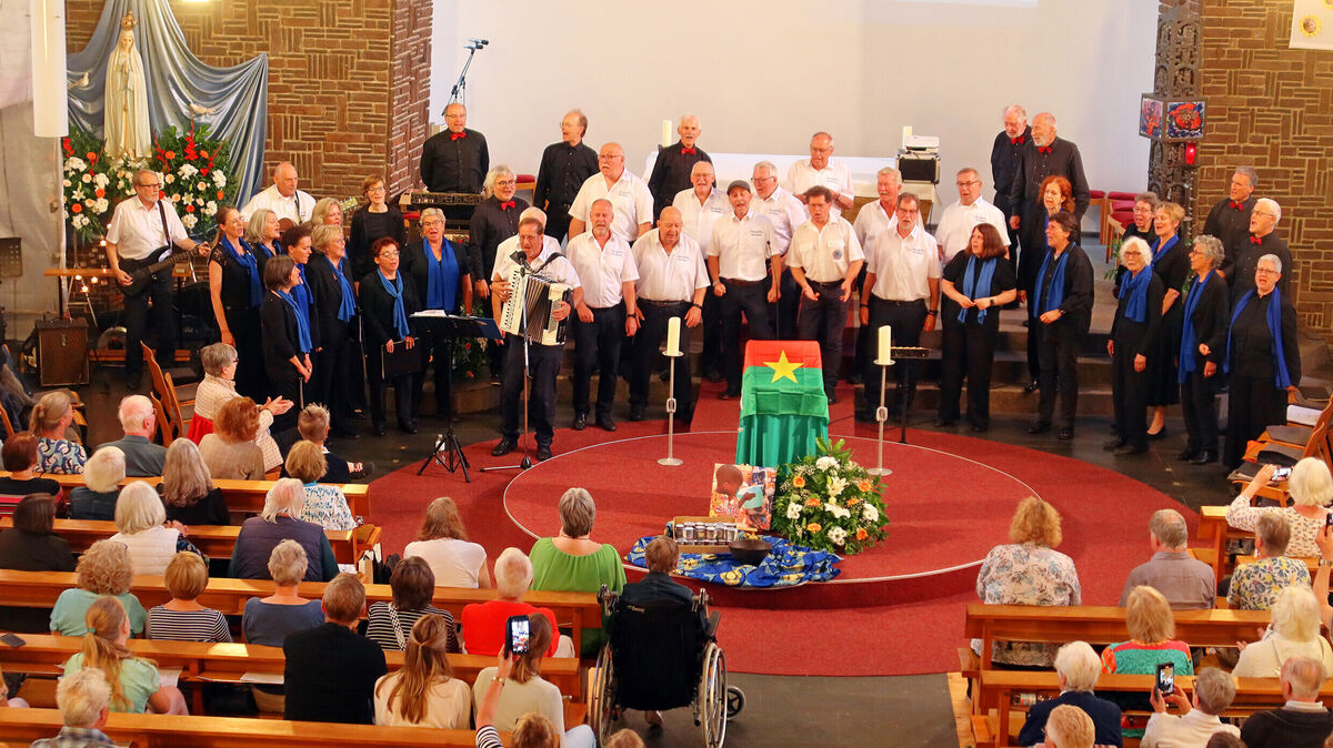 Die Munich International Choral Society und der Shanty-Chor Cuxhaven schlugen eine Brücke nach Burkina Faso.  Foto: Tonn