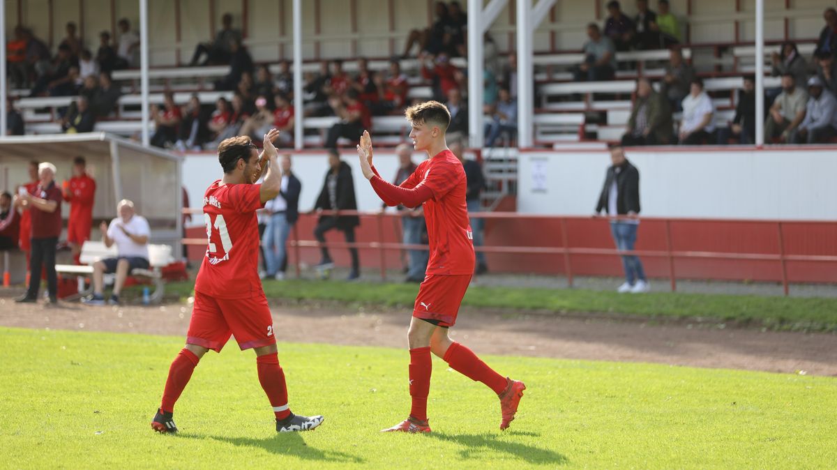 Jubel bei Rot-Weiss Cuxhaven: Damian Curras-Fonseca und Jonas Ubber erzielten jeweils einen Treffer beim 5:2-Heimsieg gegen Eiche Bargstedt. Foto: Unruh