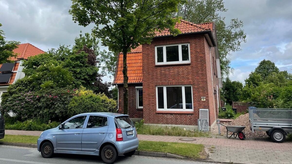 Schrottimmobilie statt Traumhaus. Das Haus in der Bahnhofstraße in Oberndorf macht nur von außen etwas her, innen ist es ein Sanierungsfall. Foto: Kramp