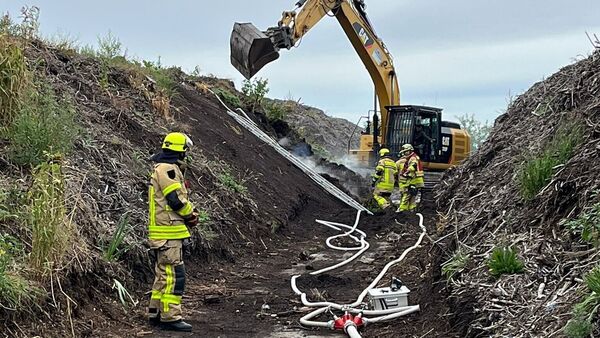 Sirenen und Blaulicht in Cuxhaven-Altenwalde: Brennender Komposthaufen löst Alarm aus