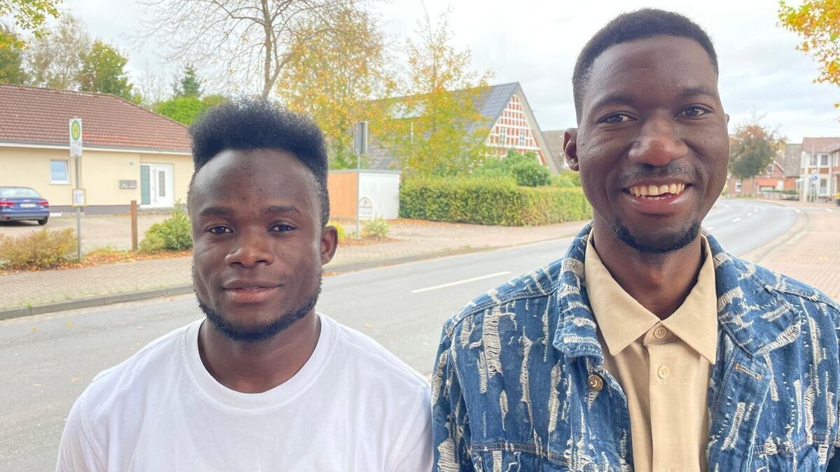Jerry (l.) und Mamadou haben sich erfolgreich um einen Job gekümmert und möchten gerne in Deutschland bleiben – aber Jerry soll in wenigen Tagen ausgewiesen werden. Foto: Kramp