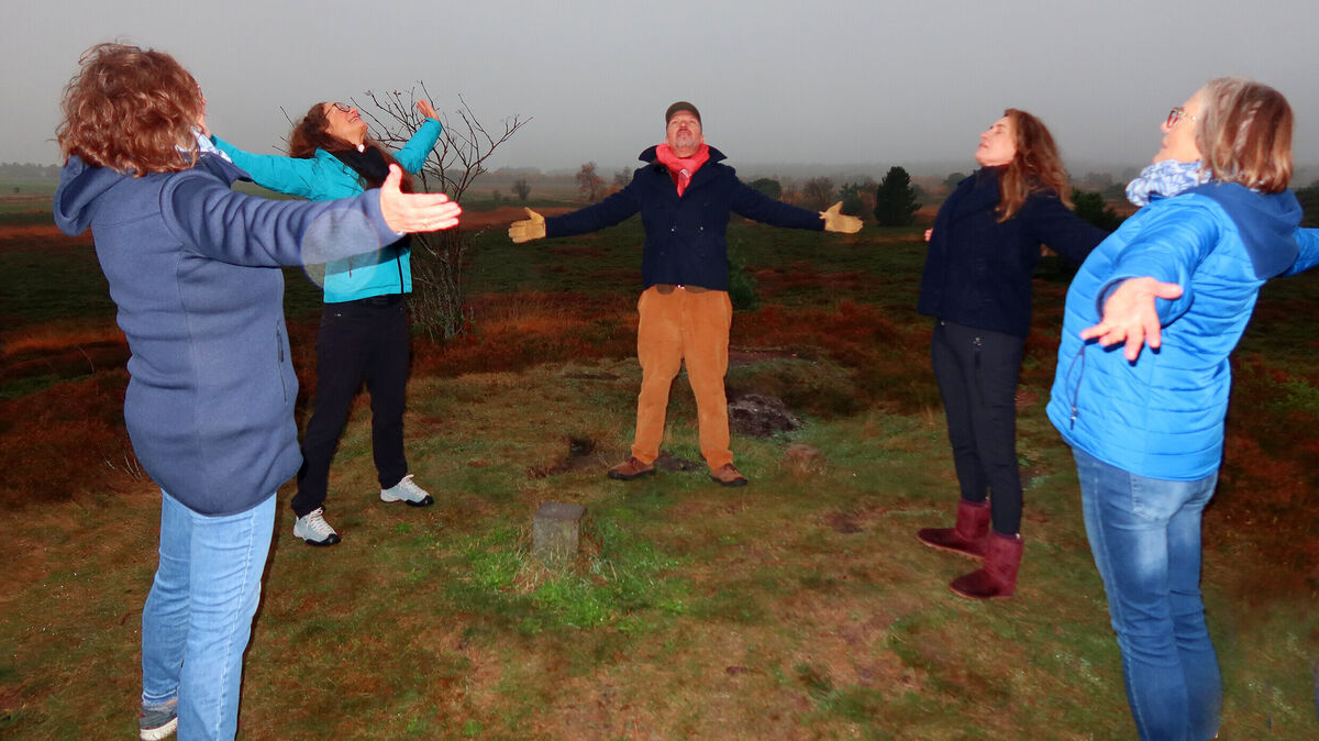 Hardy Krüger jr. (M.) zeigt Plätze, die Energie liefern. Die Begegnung mit der Natur lädt ein, die Kraft der Resonanz – den feinen Austausch zwischen Mensch und Natur – bewusst zu erleben. Foto: Tonn