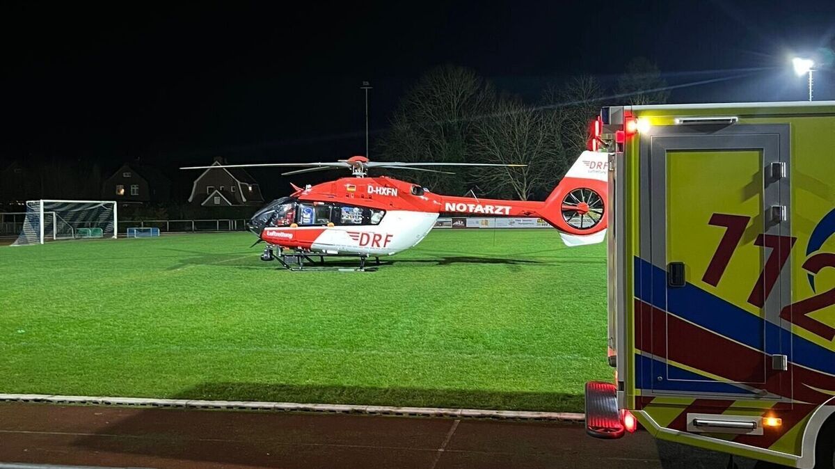 Der Rettungshubschrauber „Christoph 42“ aus Rendsburg setzte zur Landung in Otterndorf an. Foto: Jürgen Lange