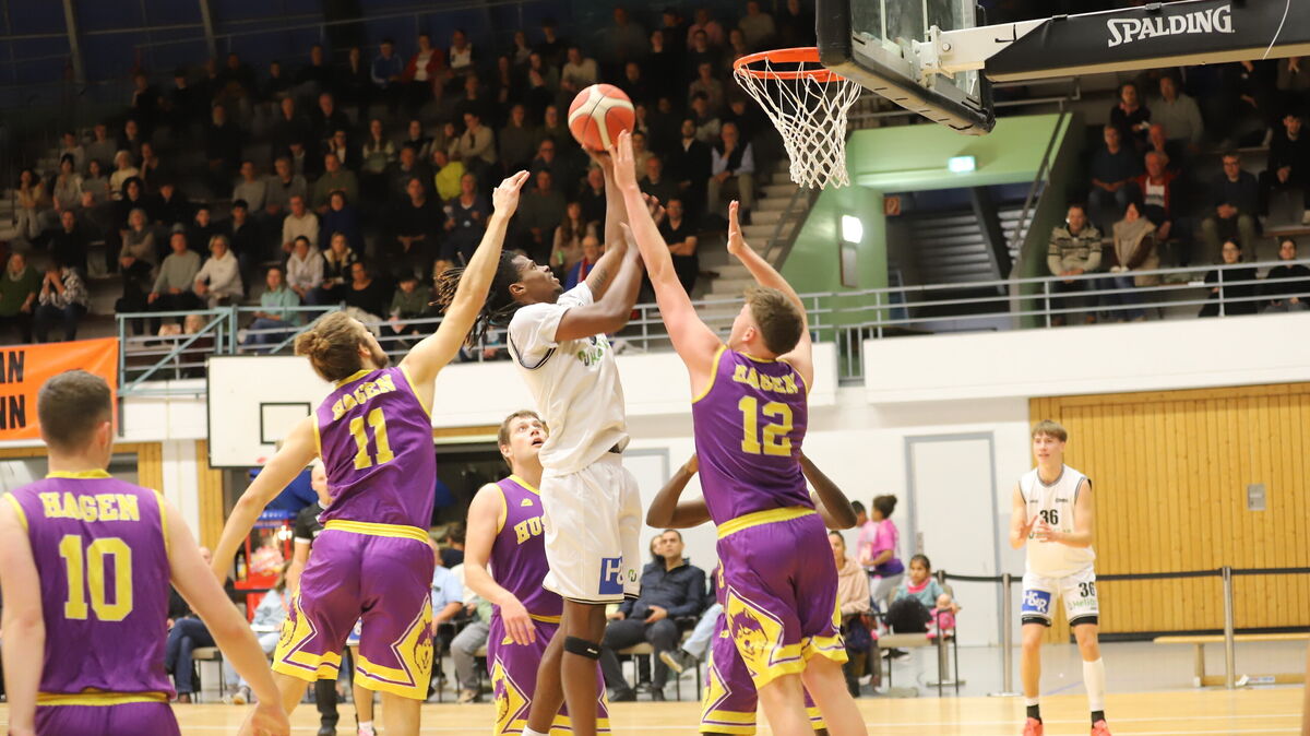 Kyron Kelly steuerte 22 Punkte zum 98:95-Sieg der Cuxhaven BasCats beim MTV Gifhorn bei. Foto: Witthohn