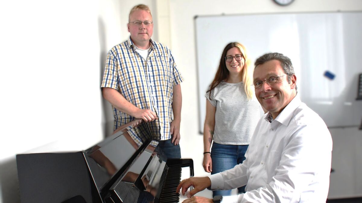 Ortstermin:  Die Vorstandsmitglieder Ralf Drossner (Vorsitzender, r.) und Michael Ketelhohn (2. Vorsitzender) sowie Jennifer Noack (Musikschulassistentin) stellten sich in einem Übungsraum der "Musikschule An der Oste" in Hemmoor den Fragen zu den Perspektiven und Herausforderungen der Musikschule. Foto: Schröder