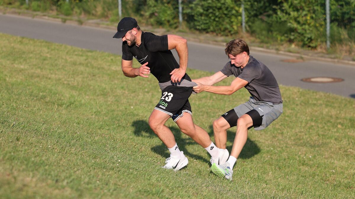 BasCats-Trainer Dennis Tiedemann verlangt seinen Spielern gleich alles ab: Beim Athletiktraining am Deich stehen Kraft und Explosivität im Mittelpunkt. Foto: May
