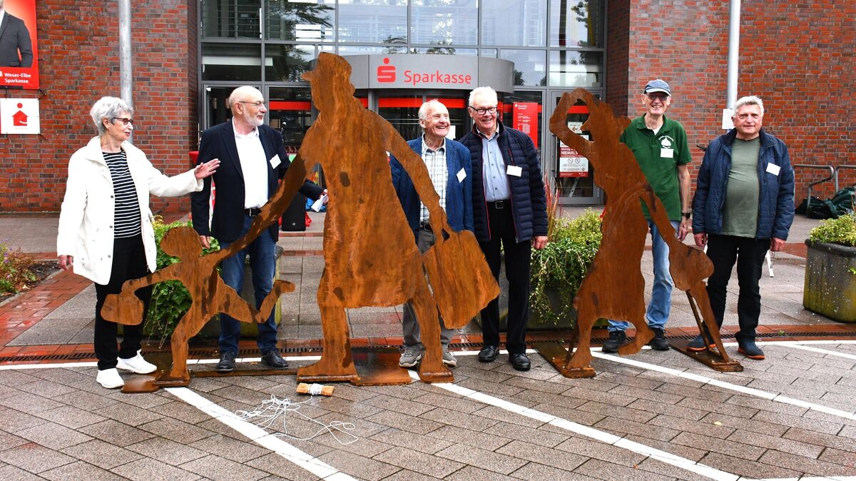 Nicht nur Susanne Müller-Belecke, Heinz-Günter Wolf, Heino Grantz, Wolfgang Bendixen, Rainer Kupke und Heinrich Brandt vom Heimat- und Geschichtsverein in Hemmoor freuten sich über die Präsentation des Kunstwerkes "Die Reisenden" vor der "Weser-Elbe Sparkasse" in Hemmoor: Auch die übrigen Premierengäste zeigten sich begeistert, dass dieses Kunstwerk nach dem Abschluss der Bauarbeiten am Bahnhofsumfeld dort dauerhaft verankert wird. Foto: Schröder