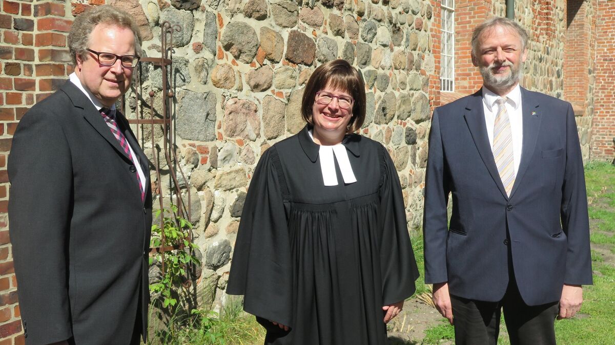 Der Vorsitzende der Synode des Kirchenkreises Cuxhaven-Hadeln und Vorsitzende des Wahlausschusses, Dirk Baack (links) und Pastor Klaus Volkhardt, 1. stellvertretender Superintendent, mit Pastorin Kerstin Tiemann vor der Altenbrucher Kirche St. Nicolai. Foto: Cordes