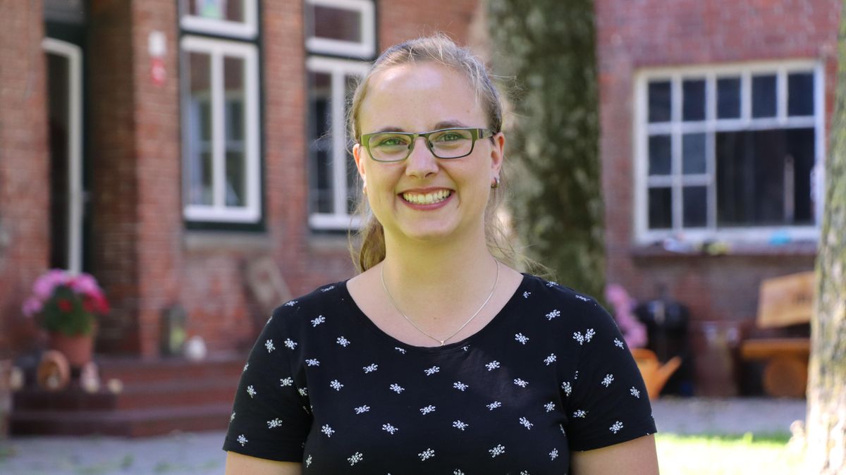 Spieka-Neufeld ist der Ort, an dem Mareike Eits groß geworden ist. Hier hat sie ihre Wurzeln. Deswegen war auch klar, dass es nach dem Studium in Berlin wieder zurück dorthin gehen soll. Mit ihrem Mann und den gemeinsamen zwei Kindern lebt sie nun glücklich auf einem großen Hof. Foto: Tiedemann