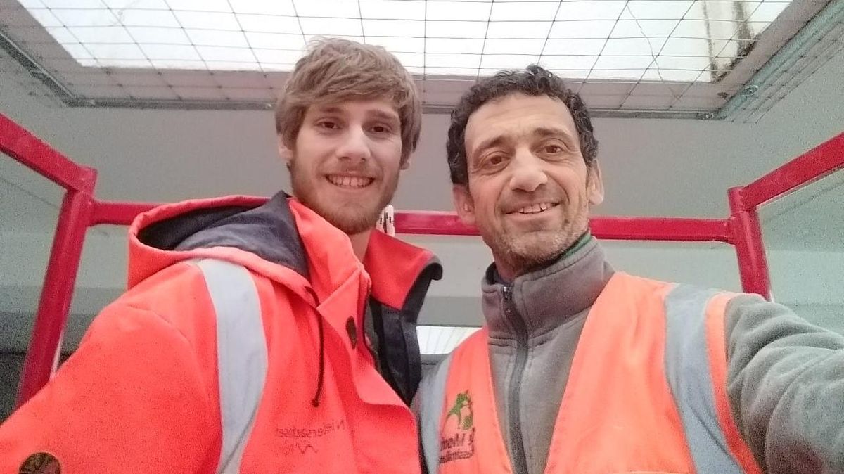 Daniel Beckmann (l.) mit seinem italienischen Chef. Der Azubi bei N-Ports war in Italien auch in einem Metallbaubetrieb tätig - allerdings hatte er es dort mit filigran geschmiedeten Zäunen und Geländern zu tun anstatt einer Klappbrücke. Fotos: red