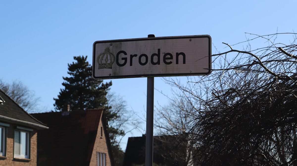 Das Ortsschild mit dem obligatorischen Krönchen zeigt es an: Man betritt das "Königreich Groden". Foto: Witthohn