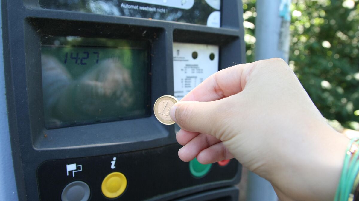 Mit einem Euro kommt man beim Parken an Cuxhavens Stränden nicht mehr weit: In der Saison kann man damit künftig für 20 Minuten parken, von November bis März 40 Minuten. Foto: Koppe