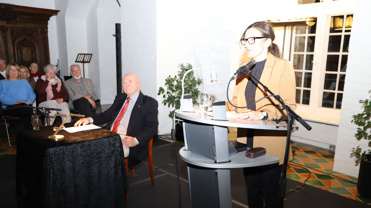 Die Vorsitzende des Vereins Bürger für das Schloss Ritzebüttel, Melanie Eitzen-Fischer, bei der Begrüßung der Gäste zur Lesung von Peter Bussler aus dem neuen Buch "Das Amt Ritzebüttel und sein Schloss - Keimzelle der Stadt Cuxhaven. Foto: Witthohn