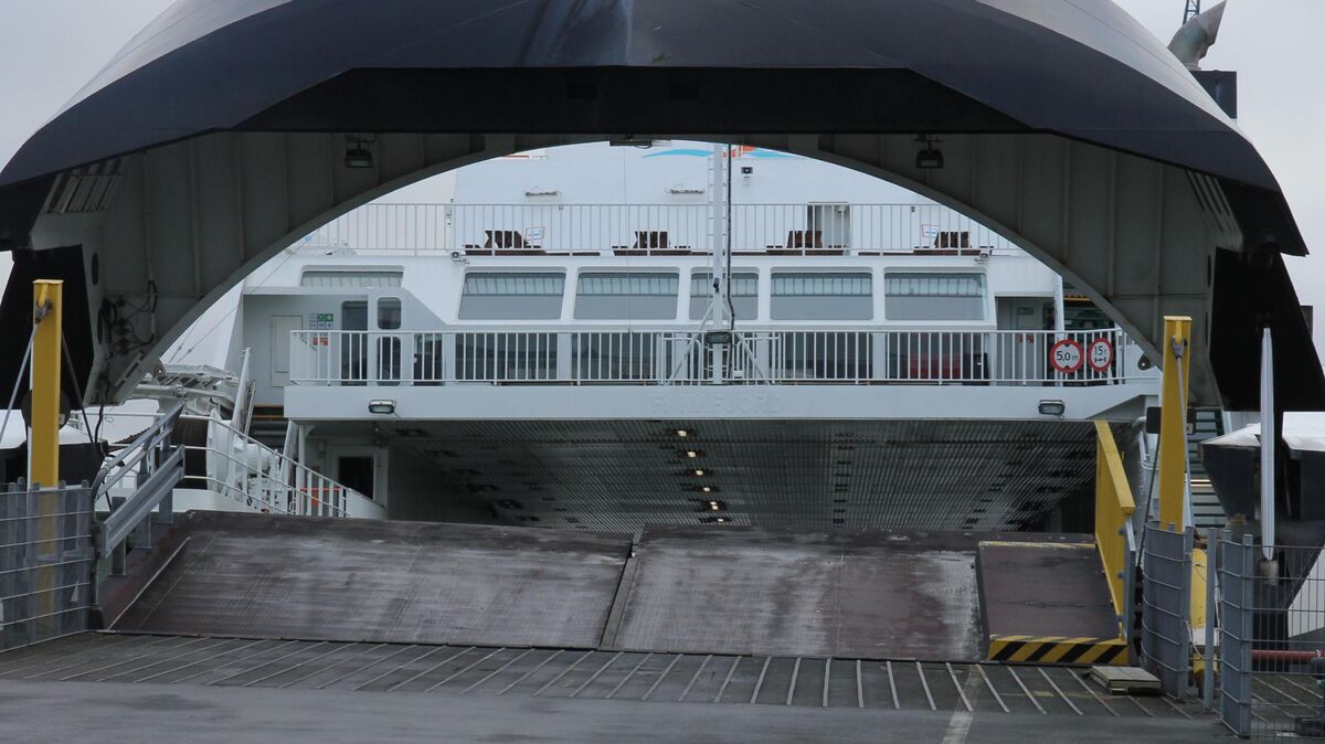 Aus und vorbei: Seit Donnerstag hat die Elbferry GmbH keinen Zugriff mehr auf das Fährschiff, das bereits auf das norwegische Schiffsregister umgeflaggt wurde. Eine norwegische Besatzung bereitet das Schiff nun für die Überführung vor. Fotos: Sassen