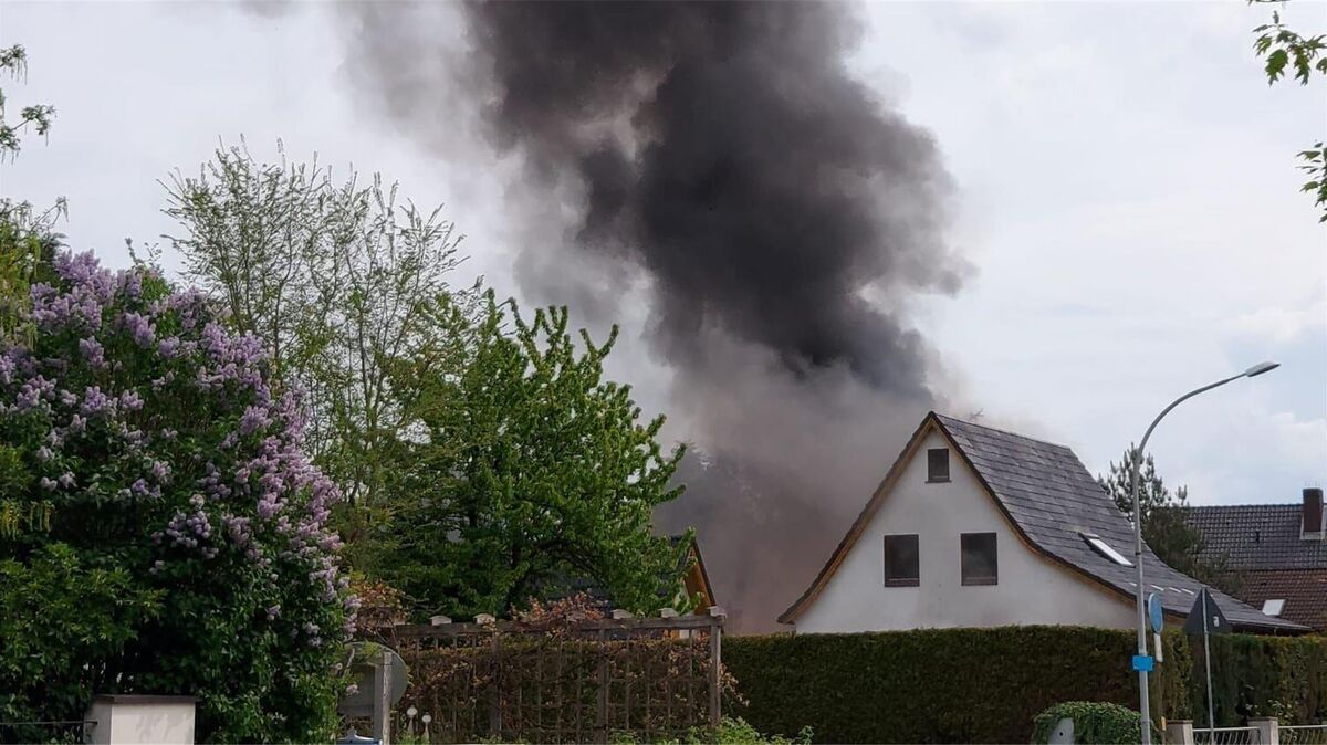 Eine starke Rauchwolke steht über dem Haus in Dorum. Foto: privat