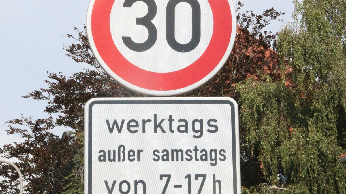 Die neue Geschwindigkeitsreduzierung auf 30 km/h gilt an allen Werktagen außer samstags jeweils in der Zeit von 7 bis 17 Uhr, und zwar auf den beiden stadteinwärts führenden Fahrspuren. Foto: Potschka