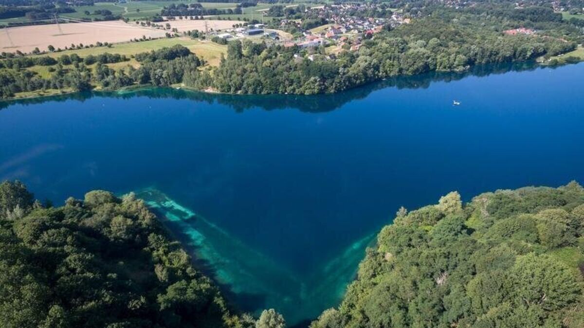 Der Kreidesee ist ein beliebtes Ziel für Taucher. (Luftbild mit einer Drohne). Foto: dpa/Sina Schuldt