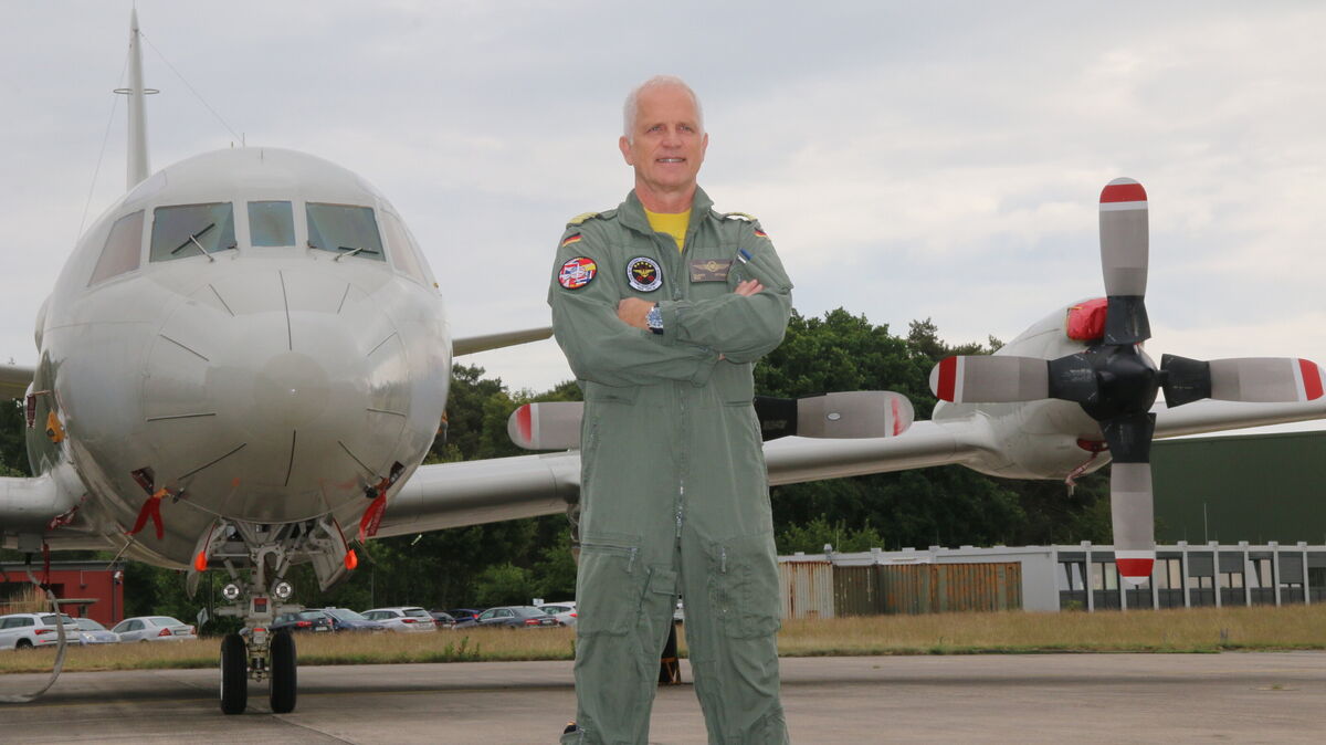 Starke Silhouette vor starkem Gerät: Kapitän zur See Oliver Ottmüller vor dem Seeaufklärer P-3C Orion – ein Abschiedsbild mit Charisma. Fotos: Potschka