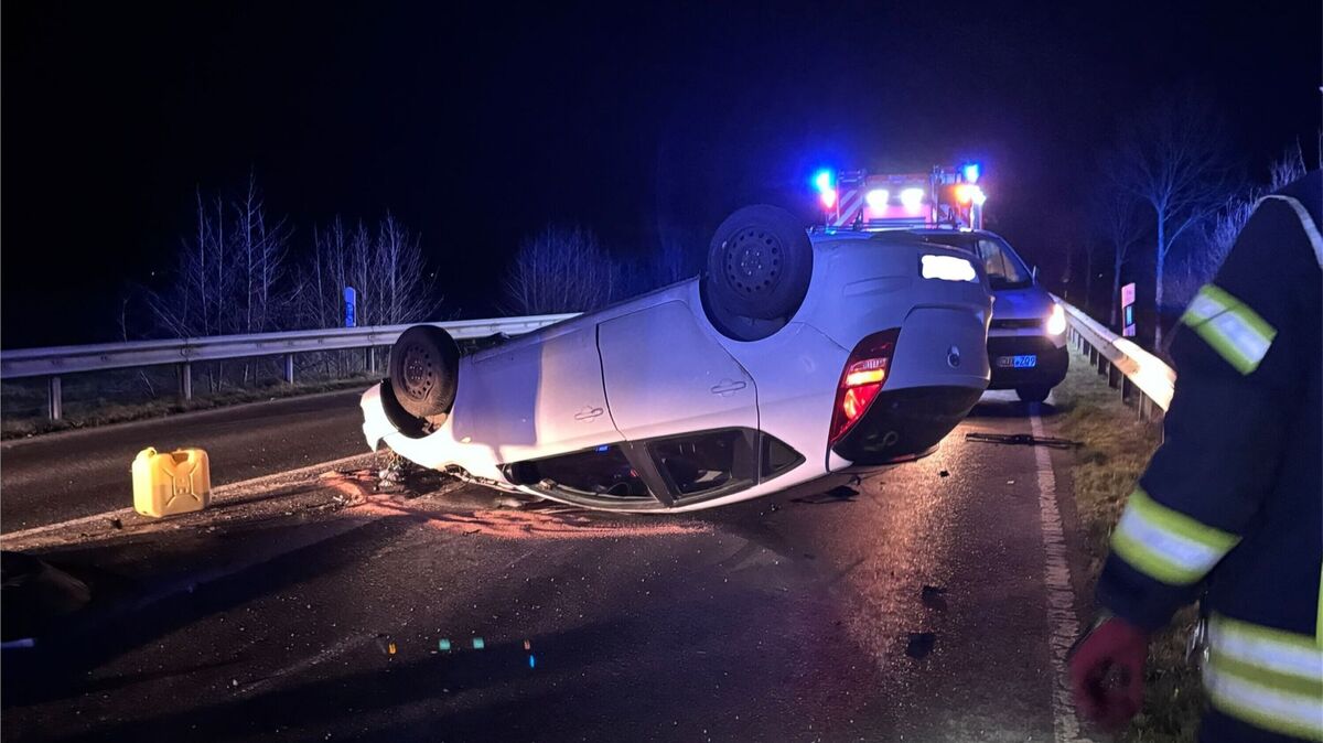 Bei Eintreffen der Rettungskräfte hat sich der verletzte Fahrer selbstständig aus einer misslichen Lage befreit und wird von Ersthelfern betreut. Foto: Lange