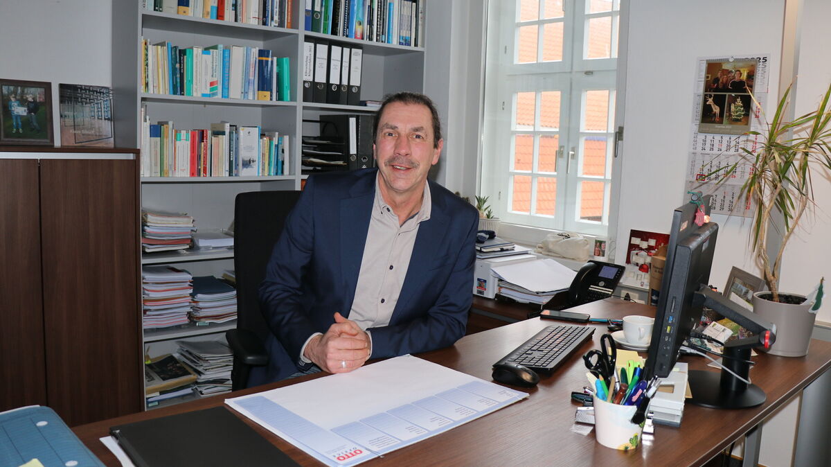 Was hat das Jahr 2025 für Frank Thielebeule, Bürgermeister der Samtgemeinde Land Hadeln, geprägt? Wie geht er mit der Kritik an der finanziellen Lage der Samtgemeinde um, was motiviert ihn und welche Projekte stehen 2026 im Fokus? NEZ und CN haben mit dem parteilosen Verwaltungschef über seine Bilanz, die größten Herausforderungen und die Pläne für die Zukunft gesprochen. Foto: Mangels