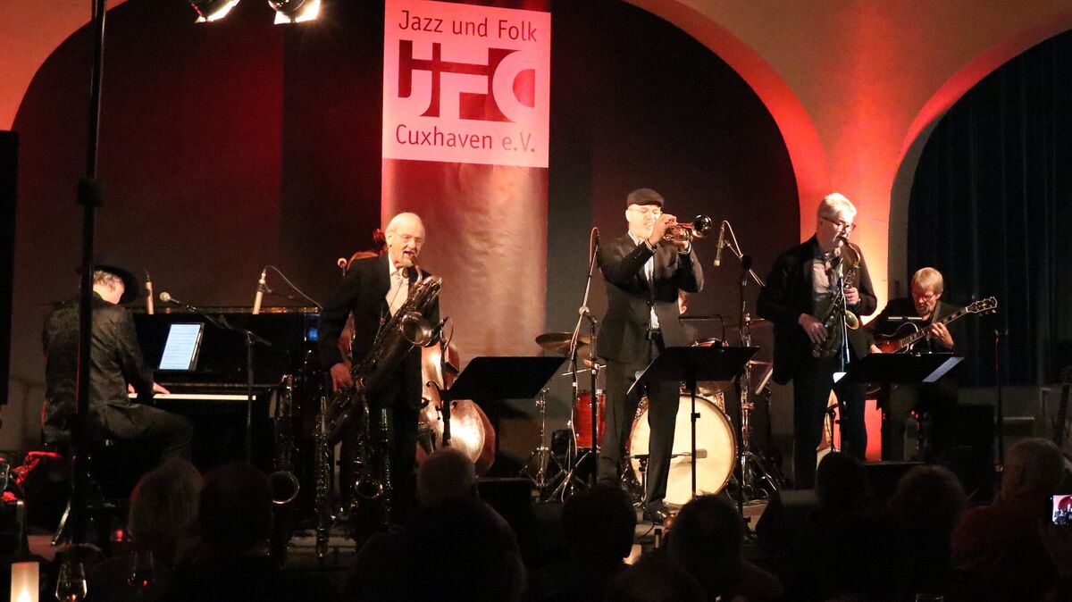 Die Barrelhouse Jazzband begeisterte im Cuxhavener Hafenbahnhof mit Klassikern des New-Orleans-Jazz, karibischen Klängen und diversen Eigenkompositionen. Foto: Mangels