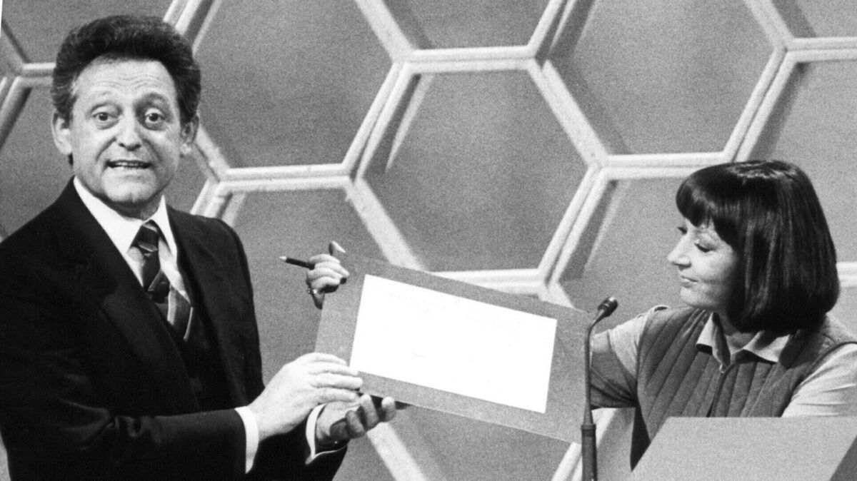 Entertainer Hans Rosenthal, ein Liebling der Deutschen (hier mit Jurymitglied Brigitte Xander in der Fernseh-Ratesendung "Dalli Dalli") wäre in diesem Jahr 100 Jahre alt geworden. Eine Veranstaltung in der Stadtbibliothek erinnert an ihn. Foto: Istvan Bajzat/dpa