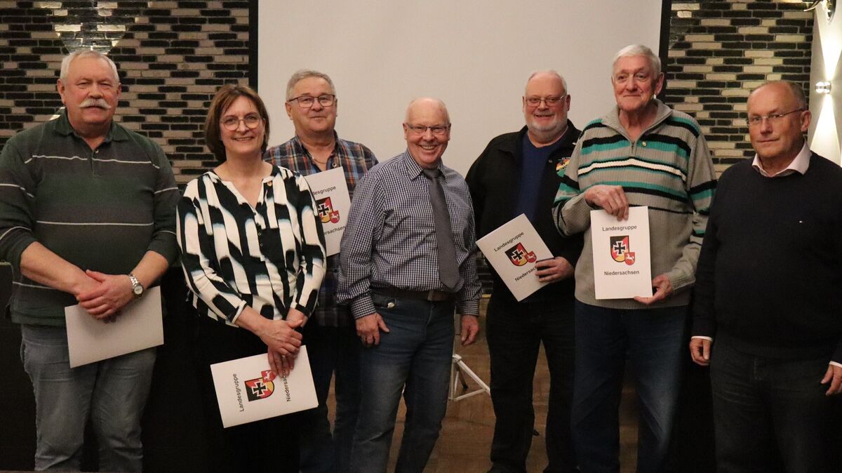 Zahlreiche Mitglieder wurden bei der Versammlung der Reservistenkameradschaft ausgezeichnet. Fotos: Reservistenkameradschaft Wingst und Umgebung