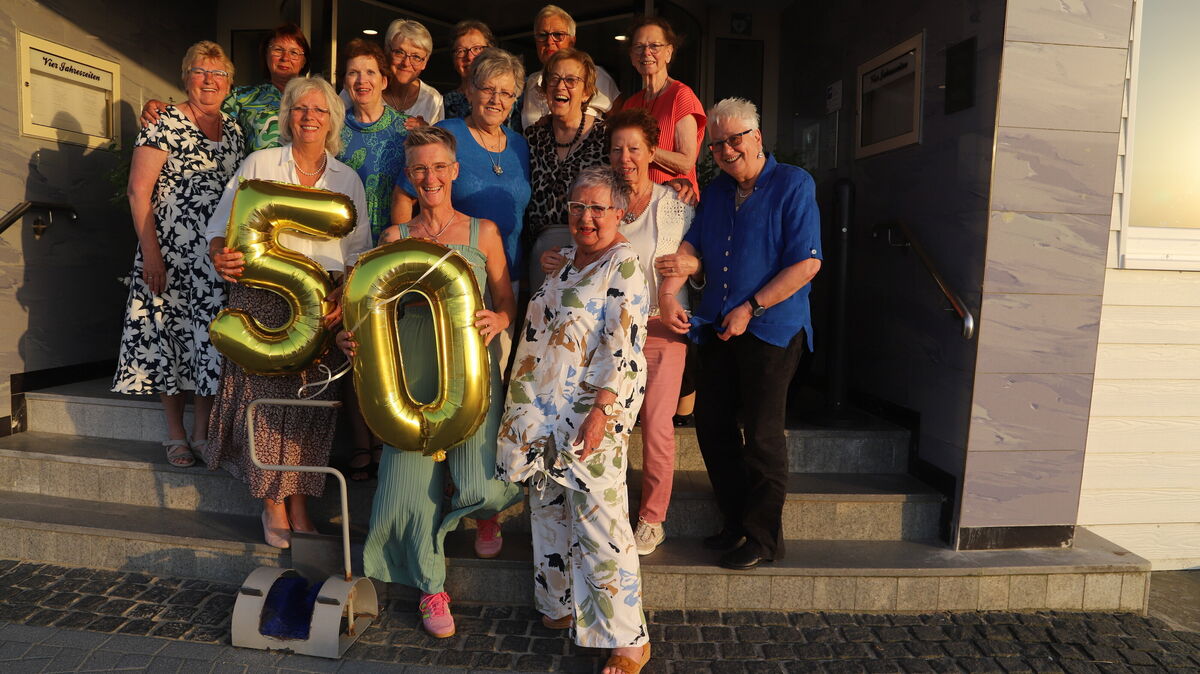 Die "Kegeldeerns" feierten ihr 50-jähriges Bestehen zünftig und bei bester Laune im Strandhotel Duhnen. Foto: Witthohn