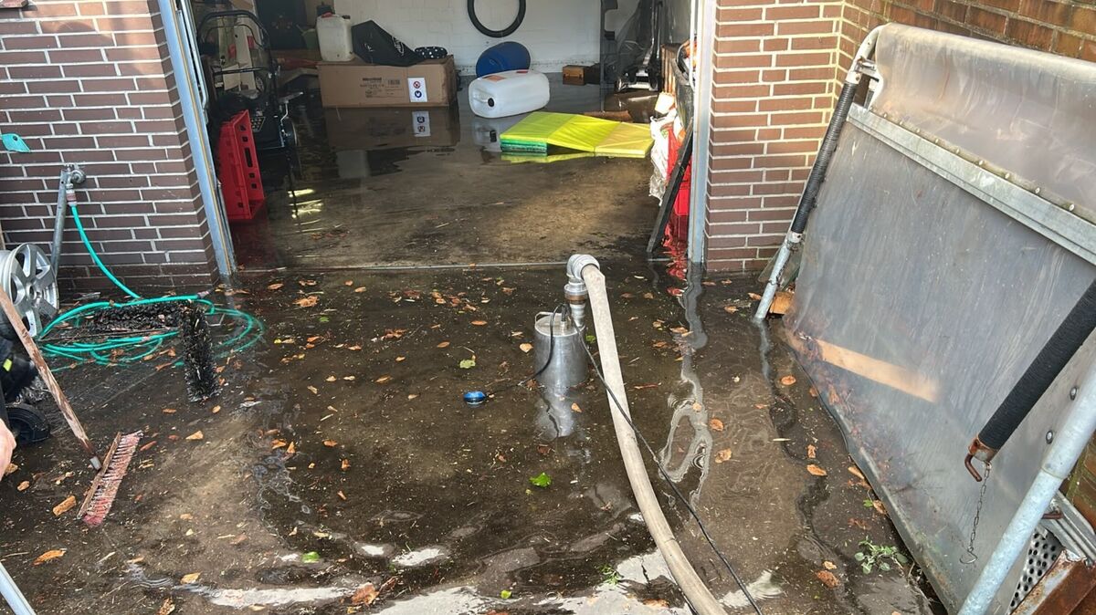Über die Einfahrt zur Tiefgarage laufen größere Mengen Wasser in die Tiefgarage und in den Kellerbereich. Die Feuerwehr pumpt Wasser aus der vollgelaufenen Garage. Foto: Lange
