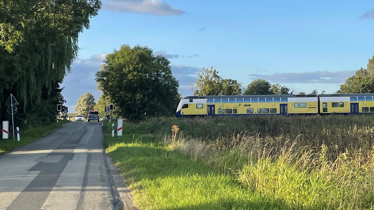 Für etwa eine Stunde konnten die DB-Regio-Züge, die weiterhin mit der Lackierung von Start Unterelbe unterwegs sind, nicht zwischen Cuxhaven und Cadenberge verkehren. Archivfoto: Lütt