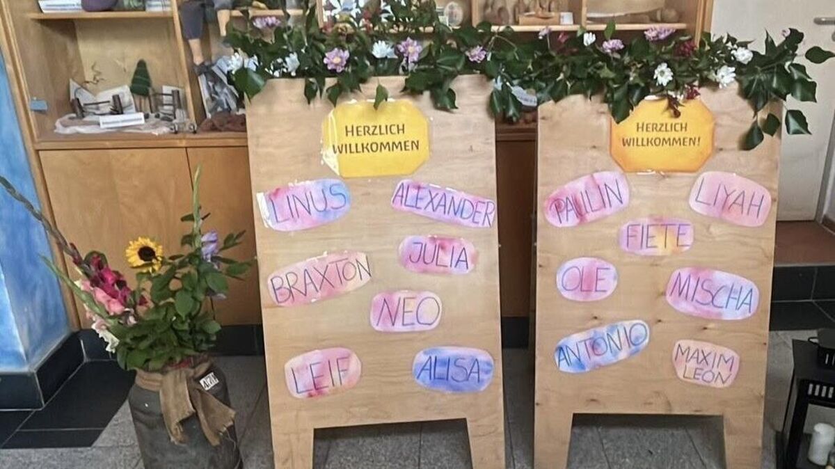 „Herzlich willkommen!“: Ein Plakat mit den Namen der 14 neuen Erstklässler begrüßte die Kinder bereits beim Ankommen in der Freien Waldorfschule Cuxhaven. Foto: Waldorfschule
