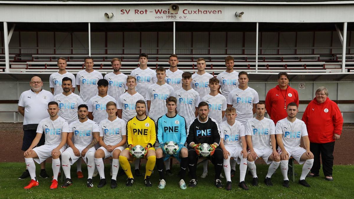 Die Mannschaft von Rot-Weiss Cuxhaven (hinten v.l.): Sebastian Wöhlkens, Rick Flore, Arne Buschbeck, Jonas Ubber, Jan-Michel Matthee, David Thalmann, Aaron Schulz. Mittlere Reihe v.l.: Alfred Schütt (Betreuer), Nicola Albano, Jangho Choi, Jannis Dahl, Ole Schepergerdes, Leon Brümmer, Felix Linnenkohl, Finn Deike, Oliver Stepniak (Trainer), Marlies Schütt (Betreuerin). Sitzend v.l.: Niklas Unterlauf, Damian Curras Fonseca, Hero Ferlemann, Steffen Semmler, Torben Rebeski, Dennis Gaßner, Fabian Brenner, Kilian Gottschalk, Henrik Schelenz.