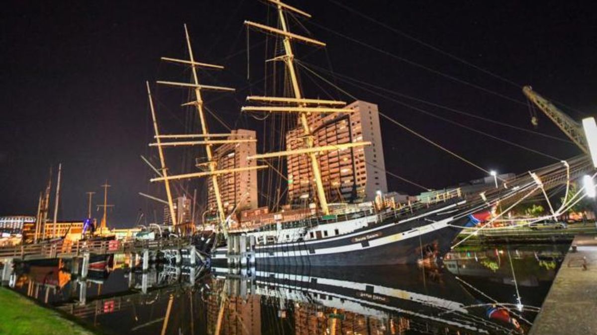 Die Seute Deern, eines der Wahrzeichen in Bremerhaven, ist plötzlich in Schieflage geraten und droht zu sinken. Foto: Scheschonka